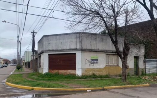 Se vende esquina céntrica a remodelar